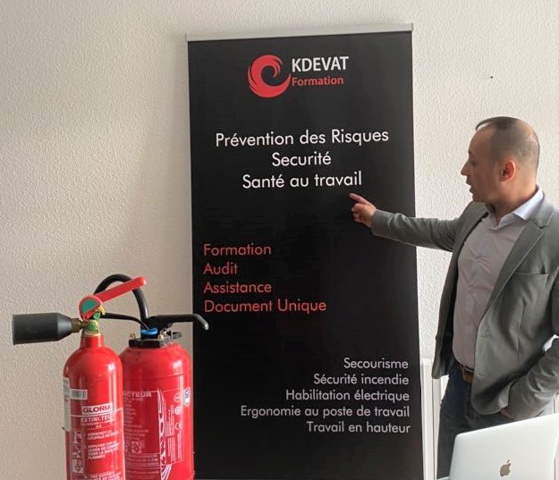 Laurent B., fondateur de KDEVAT Formation, dans le centre de formation de Colomiers avec des extincteurs de formation